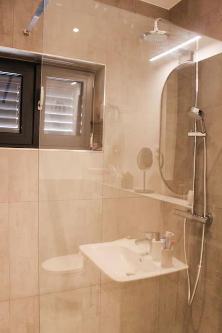 Fabulous With Spacious Garden Apartment Zadar