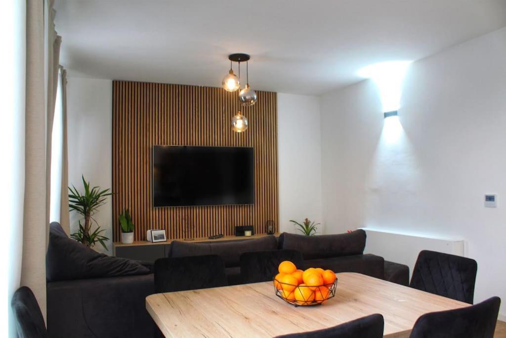 Fabulous With Spacious Garden Apartment *